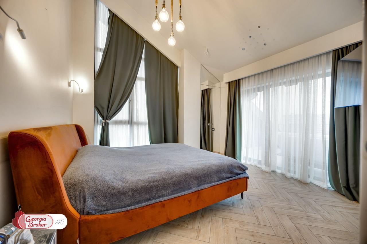 продается квартира с новым ремонтом 4-комнаты